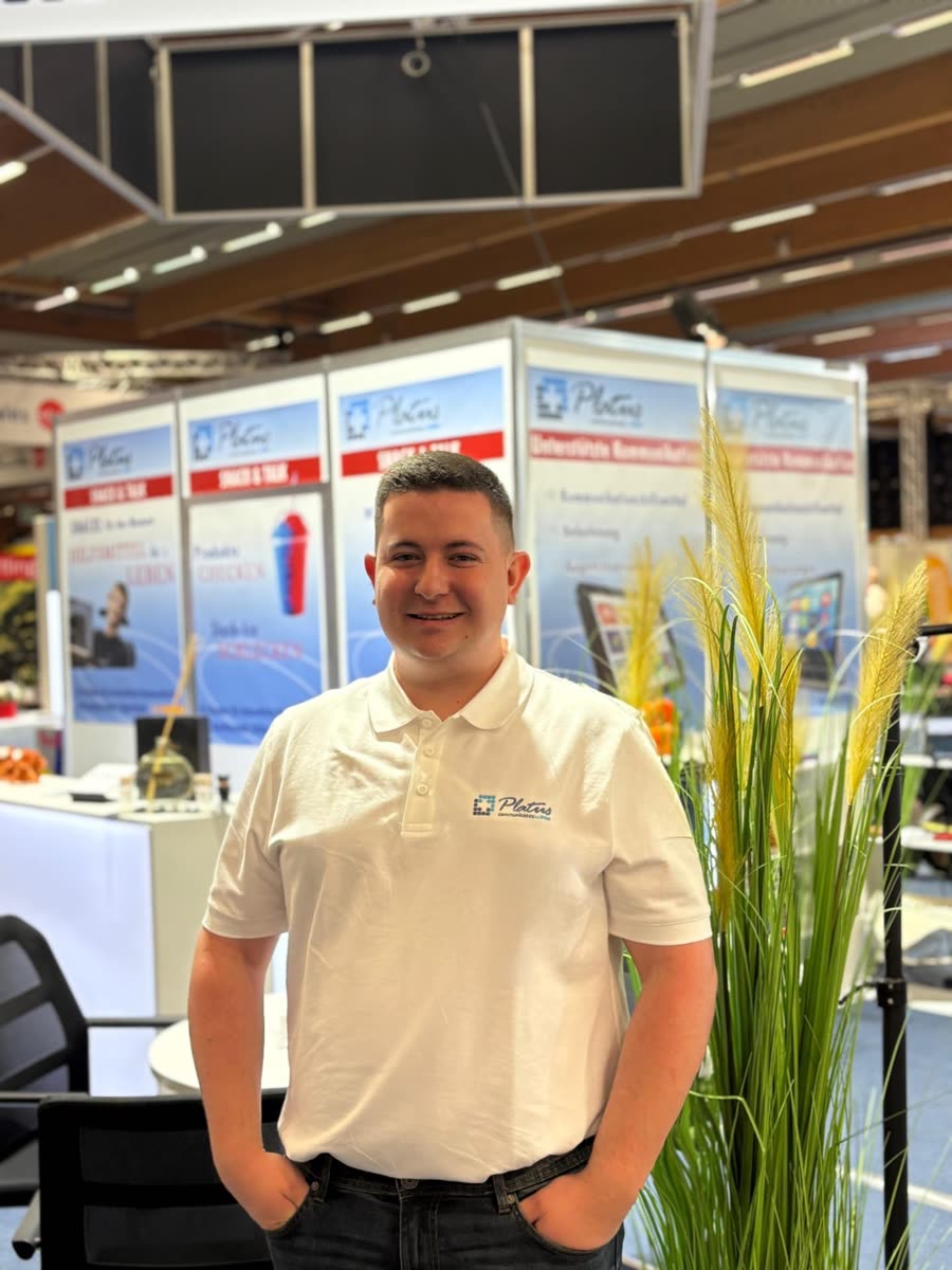 Maximilian Racher am Platus-Messestand