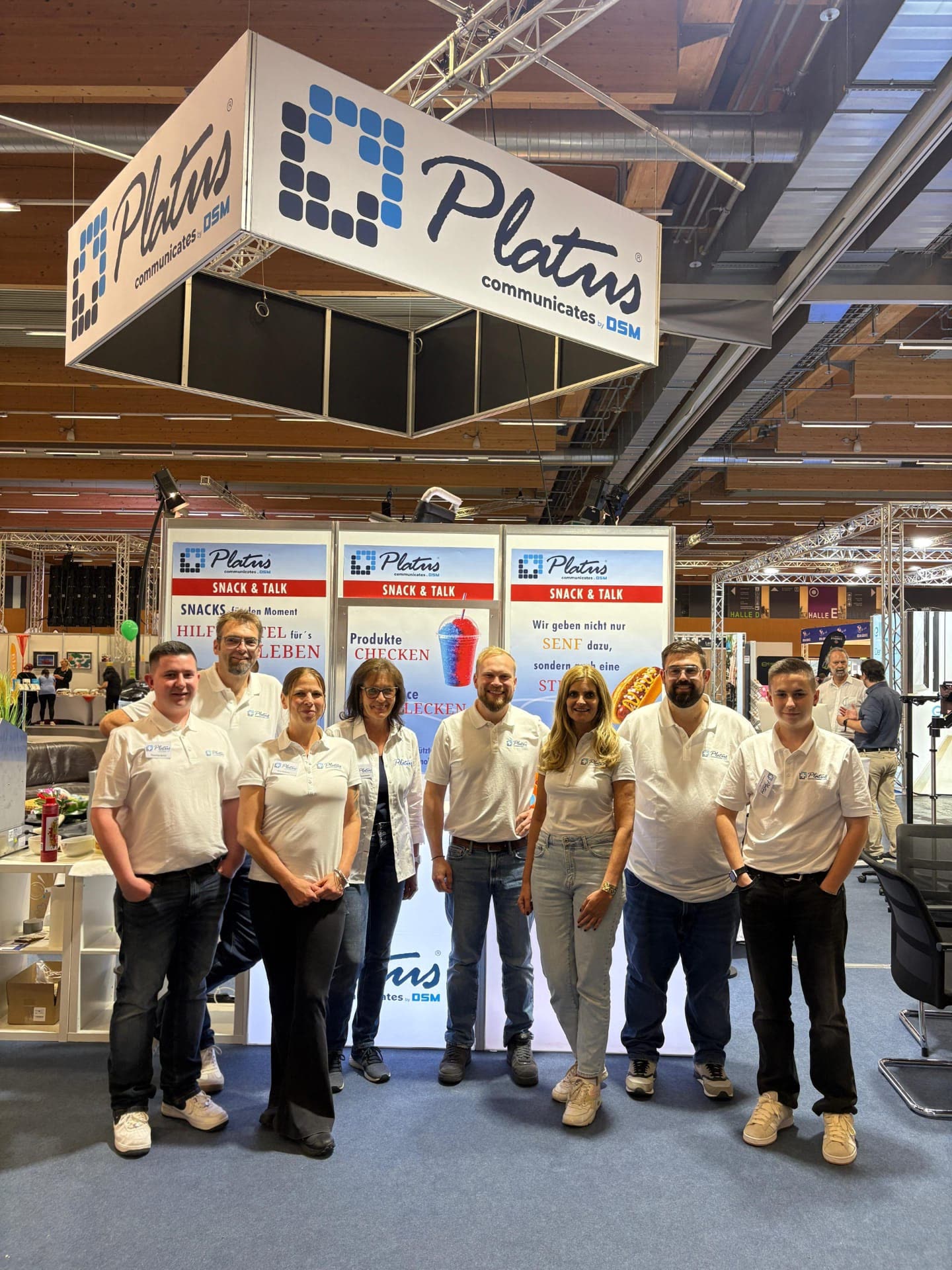 Das Team von Platus an einem Messestand