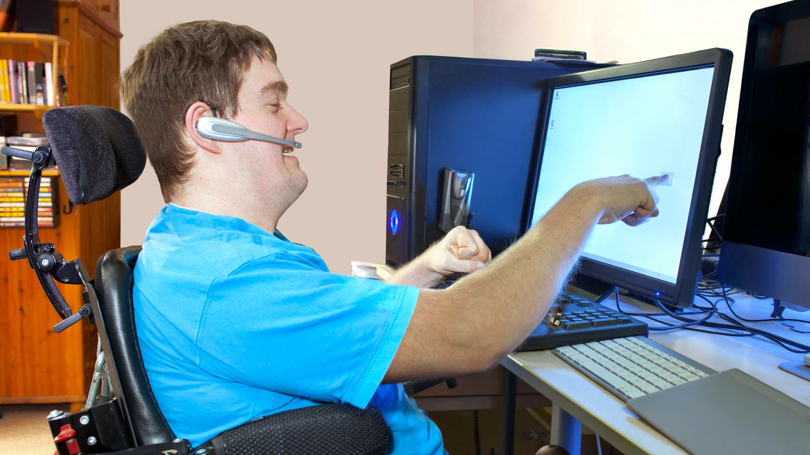 Eine Person bedient einen Computer mit einer Sondertastatur